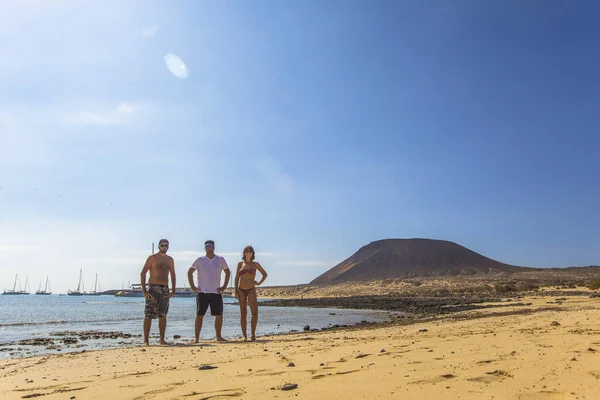 Grupp Människor Som Står Klippor Och Tittar Havet Graciosa Kanarieöarna — Stockfoto
