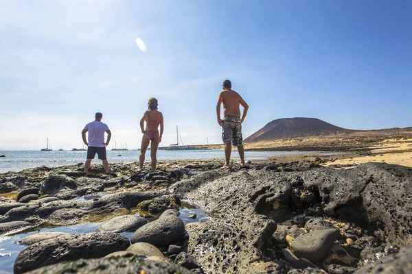 Skupina Lidí Stojící Skalách Dívající Moře Graciosa Kanárské Ostrovy — Stock fotografie