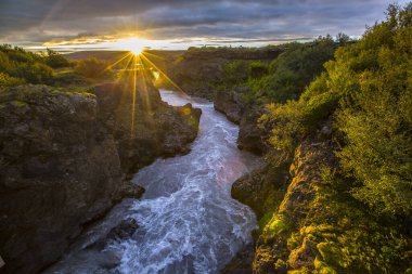 Barnafoss 'ta etkileyici bir gün batımı. İzlanda' nın inanılmaz manzarası.