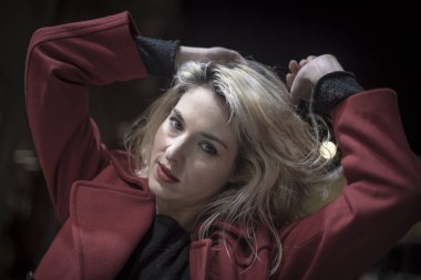 San Sebastian şehrinde poz veren genç bir kadının akşam portresi.