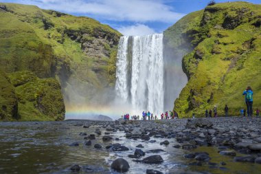 İzlanda 'nın altın çemberindeki ünlü Skogafoss şelalesini ziyaret ediyorum.