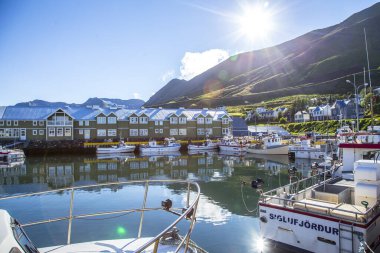 Güzel sahil kasabası Siglufjordur. İzlanda
