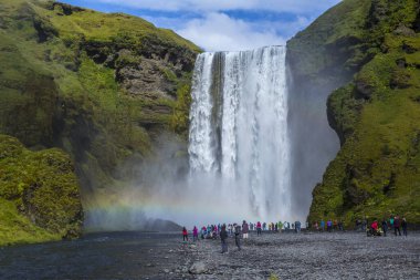 İzlanda 'nın altın çemberindeki ünlü Skogafoss şelalesini ziyaret eden turistler