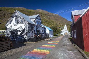Seydisfjordur 'da çok orijinal yaya geçidi resmi.