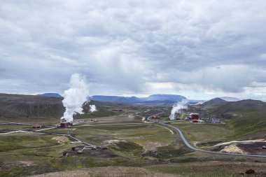 Myvatn Park 'ta buharlı bir çevrede genç bir kadın. İzlanda