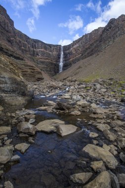 Hengifoss, İzlanda 'nın üçüncü en yüksek şelalesi.