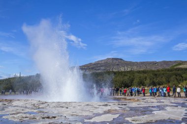 Strokkur, İzlanda 'da çeşme tipi gayzer.