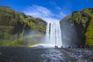 Gullfoss (Altın Düşüş), İzlanda 'nın güneybatısındaki Hvita nehrinin kanyonunda yer almaktadır.