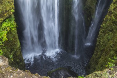 Güzel İzlanda 'da Seljalandsfoss şelalesi yakınlarında bir şelale.