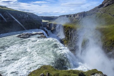 Gullfoss (Altın Düşüş), İzlanda 'nın güneybatısındaki Hvita nehrinin kanyonunda yer almaktadır.