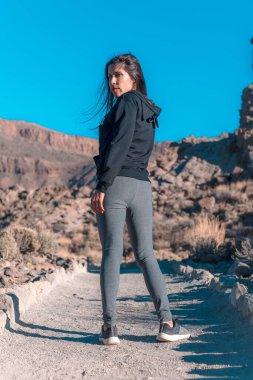 Tenerife adasındaki Teide volkanında güzel genç bir kadın.