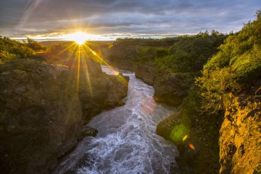 Güneşin Barnafoss 'taki son anı İzlanda' nın inanılmaz manzarası, dikey fotoğraf
