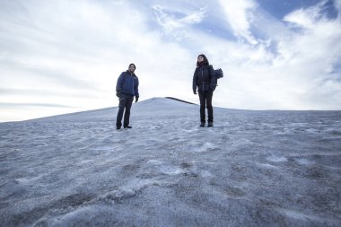 Kış dağlarında iki kişi