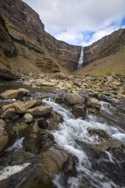 Hengifoss Şelalesi, İzlanda 'nın en uzun üçüncü şelalesi.