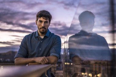 Yakışıklı bir gencin portresi.