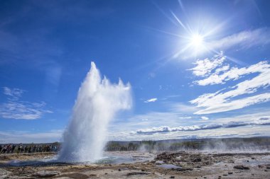 Strokkur, İzlanda 'da çeşme tipi gayzer.