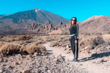 Tenerife adasındaki Teide volkanında güzel genç bir kadın.