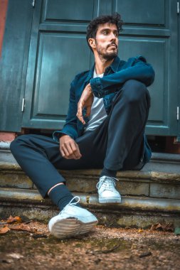 Yakışıklı bir gencin portresi.