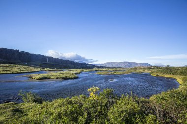 İzlanda 'nın Pingvallavatn bölgesinde güzel bir yürüyüş.