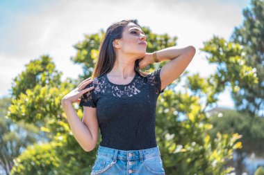 Yaz parkında güzel genç bir kadın.