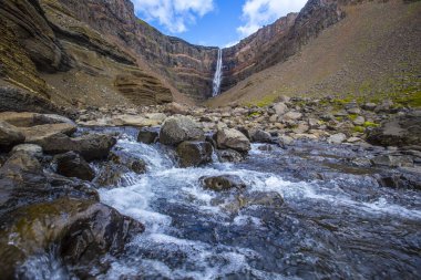 Hengifoss şelalesinin suyu, İzlanda 'nın en yüksek üçüncü şelalesi.