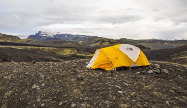 Dağlarda çadır. Landmannalaugar 'a gidiyorum.
