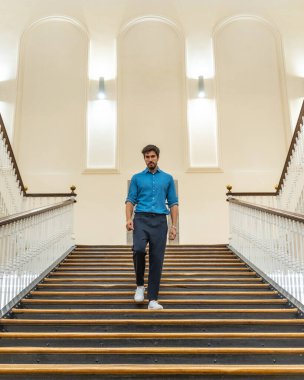 Sokak stili, genç bir beyaz model merdivenlerden iniyor.