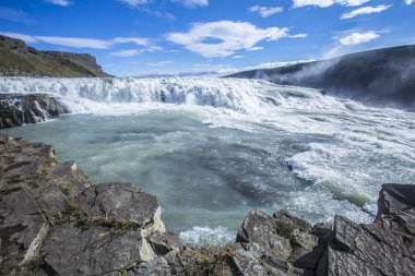 Gullfoss (Altın Düşüş), İzlanda 'nın güneybatısındaki Hvita nehrinin kanyonunda yer almaktadır.