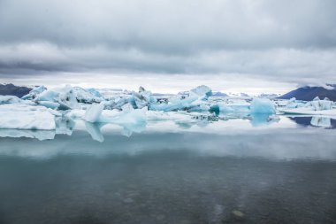 Vatnajokull Ulusal Parkı 'nın kıyısındaki Jokulsarlon' daki (buzullu nehir lagünü) değerli buzun detayları