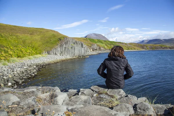 Una Ragazza Sulla Spiaggia Rocciosa Olafsfjordur Paesi Bassi — Foto Stock