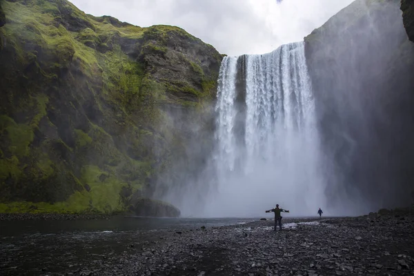 Turista Por Debajo Famosa Cascada Skogafoss Círculo Dorado Islandia — Foto de Stock