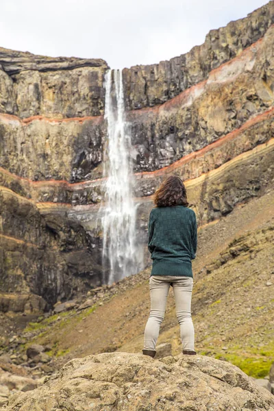 Młoda Kobieta Patrząca Wodospad Hengifoss Trzeci Wysokości Wodospad Islandii — Zdjęcie stockowe