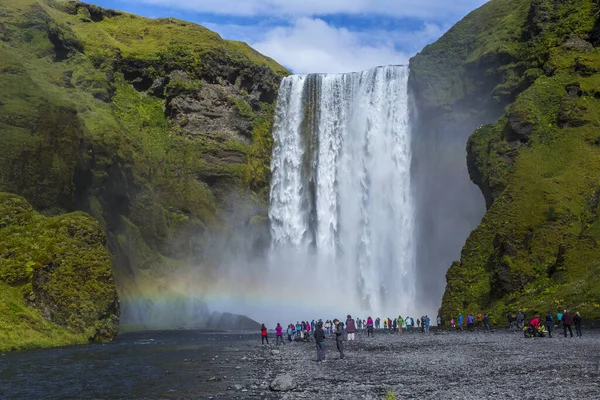 Turyści Odwiedzający Słynny Wodospad Skogafoss Islandzkim Złotym Kręgu — Zdjęcie stockowe