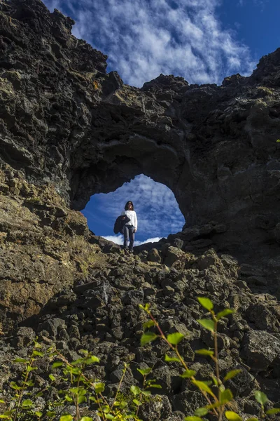 Ein Junges Mädchen Einer Höhle Park Von Myvatn Island — Stockfoto