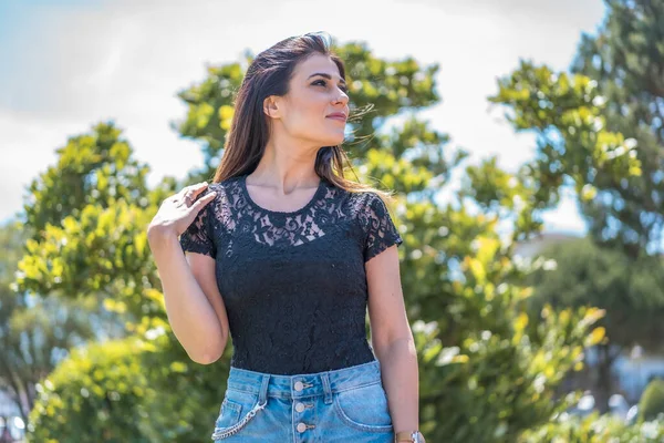 Bella Giovane Donna Nel Parco Estivo — Foto Stock