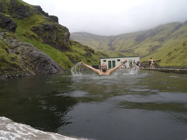 Młody Człowiek Cieszący Się Naturalnym Gorącym Źródłem Wody Islandia — Zdjęcie stockowe