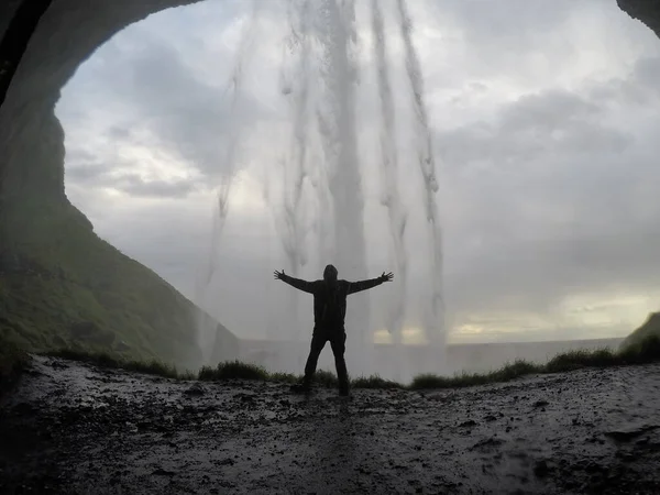 Młody Człowiek Wodospadem Seljalandsfoss Pięknej Islandii — Zdjęcie stockowe