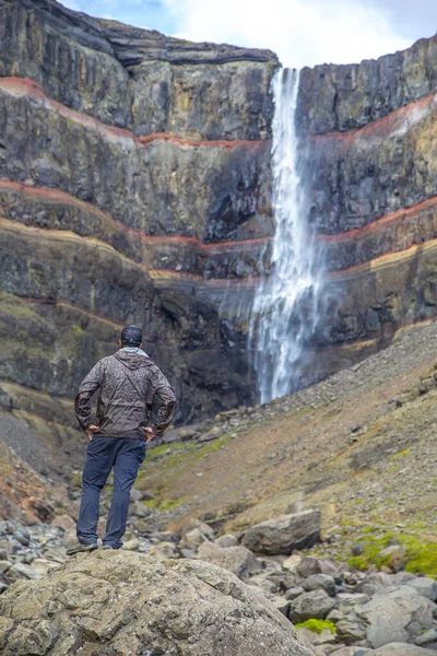 一个年轻人在欣赏亨吉福斯瀑布 冰岛第三高的瀑布 — 图库照片
