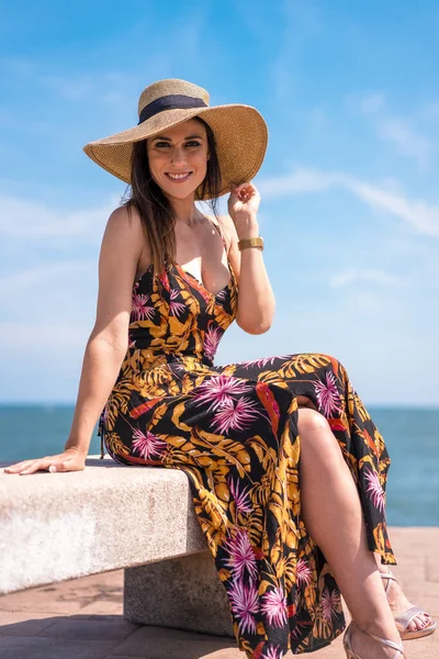 Красива Молода Жінка Літній Сукні Солом Яному Капелюсі Пляжі — стокове фото
