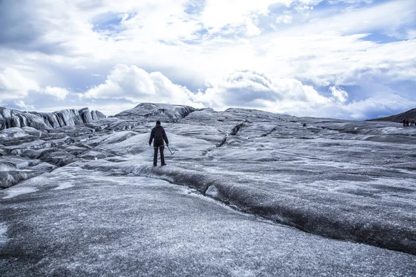 Ung Äventyrare Vandrar Svinafellsjokullglaciären Island — Stockfoto