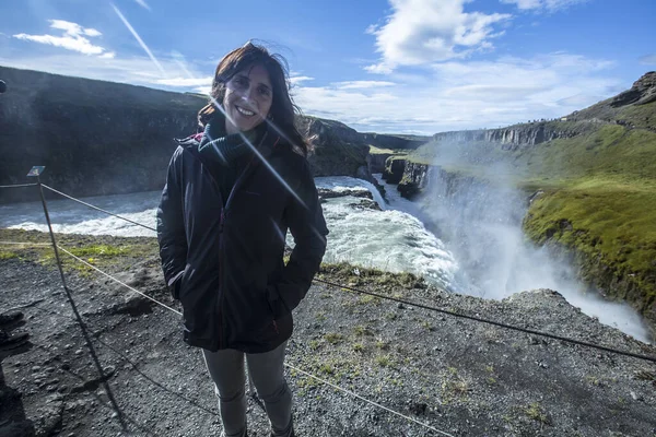 Giovane Turista Alla Cascata Gullfoss Islanda — Foto Stock