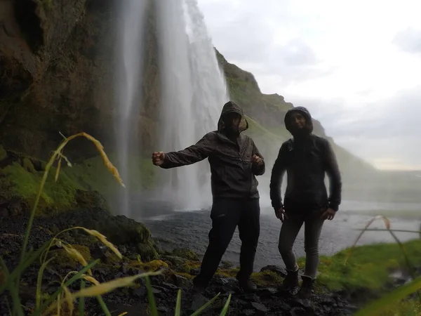 Para Wodospadzie Seljalandsfoss Pięknej Islandii — Zdjęcie stockowe
