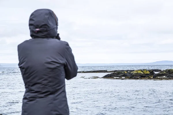 Mladá Dívka Dívá Tuleně Poloostrově Skagaheioi Islandu — Stock fotografie