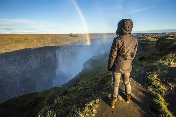 Uma Jovem Mulher Cachoeira Dettifoss Maior Europa Islândia — Fotografia de Stock
