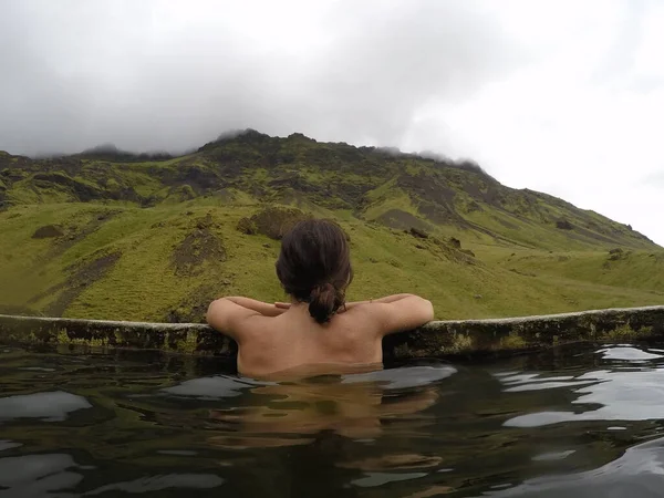 Ung Kvinna Rygg Njuter Naturlig Varmvatten Källa Island — Stockfoto