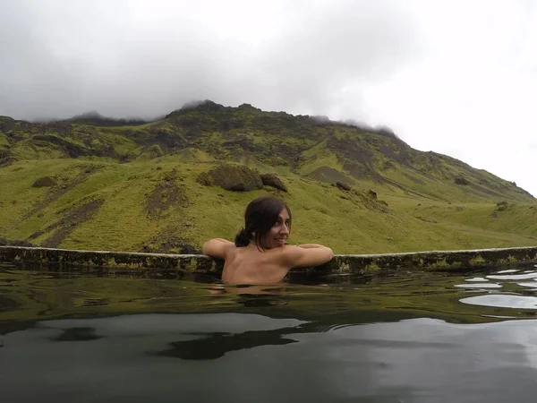 Ung Turist Flicka Naturlig Varmvatten Källa Island — Stockfoto