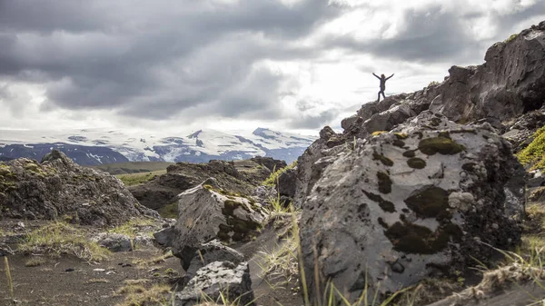 Bella Donna Escursionista Posa Landmannalaugar Montagne Islanda — Foto Stock