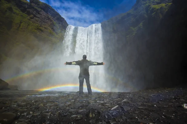 Mladý Chlapec Vodopádu Skogafoss Zlatém Kruhu Islandu — Stock fotografie