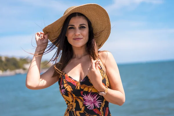 Bela Jovem Mulher Vestindo Vestido Verão Chapéu Palha Praia — Fotografia de Stock