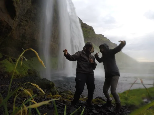 Dva Mladí Veselí Turisté Seljalandsfoss Vodopád Krásné Island — Stock fotografie